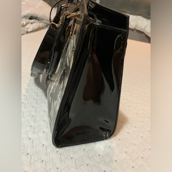 Black and White Graphic Shoulder Bag - Picture 4 of 7